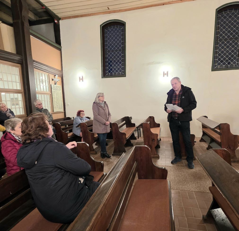 Fhrung in der Kirche durch den Ortsbrgermeister Rdiger Feuerherdt (re.)