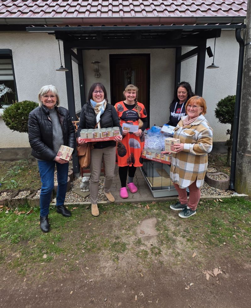 v.l. Lydia Dreyer, Yvette Below, Stefanie Jaksch, Martina Markaschke, Anke Gutschmidt bei der �bergabe der Spenden in Ringelsdorf